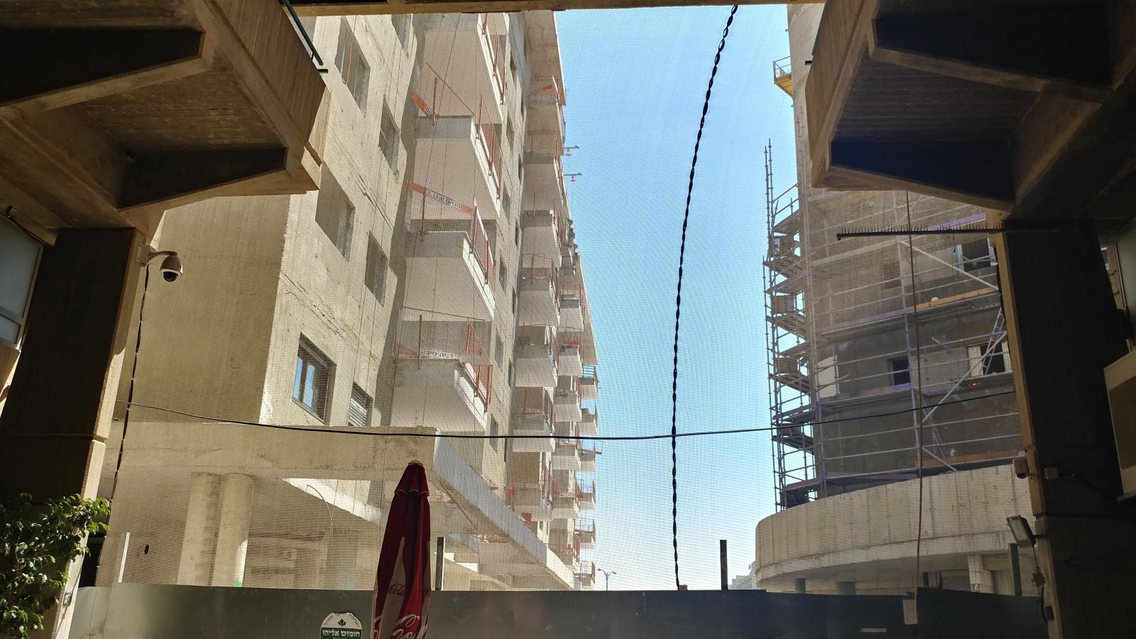 במקום חניה, עבודות בניה (צילום: דני בלר)