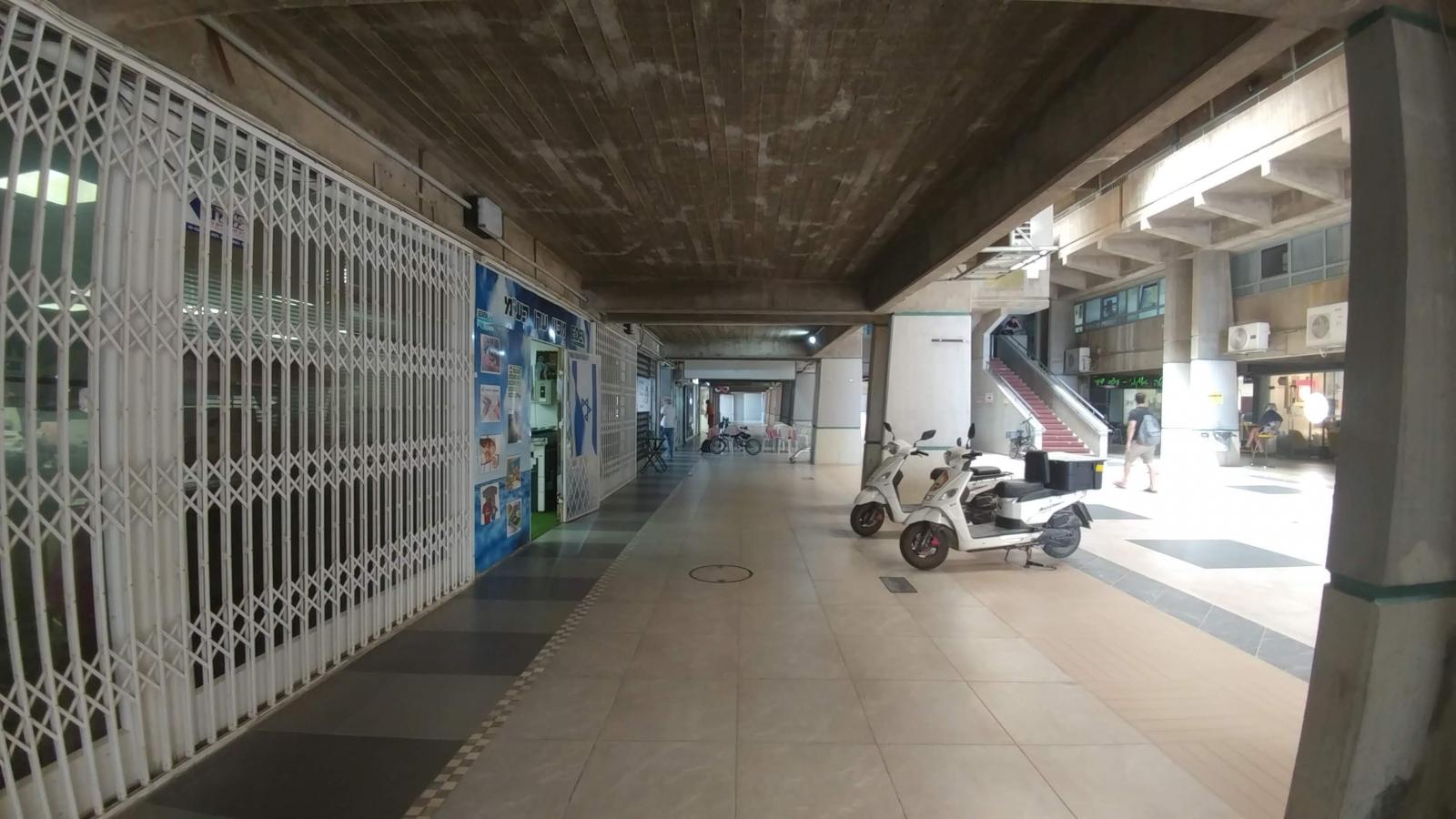 אין חניה, לקוחות לא מגיעים (צילום: דני בלר)