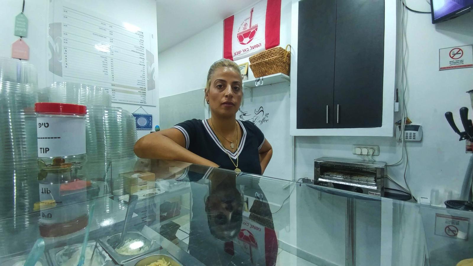 סיגל יעקובוב, בעלת בית הקפה (צילום: דני בלר)