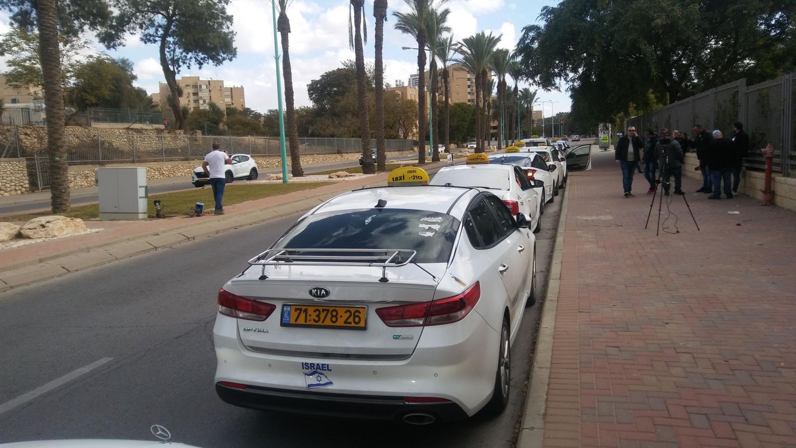 נהגי המוניותלפני צאתם למחאה (צילום: דני בלר)