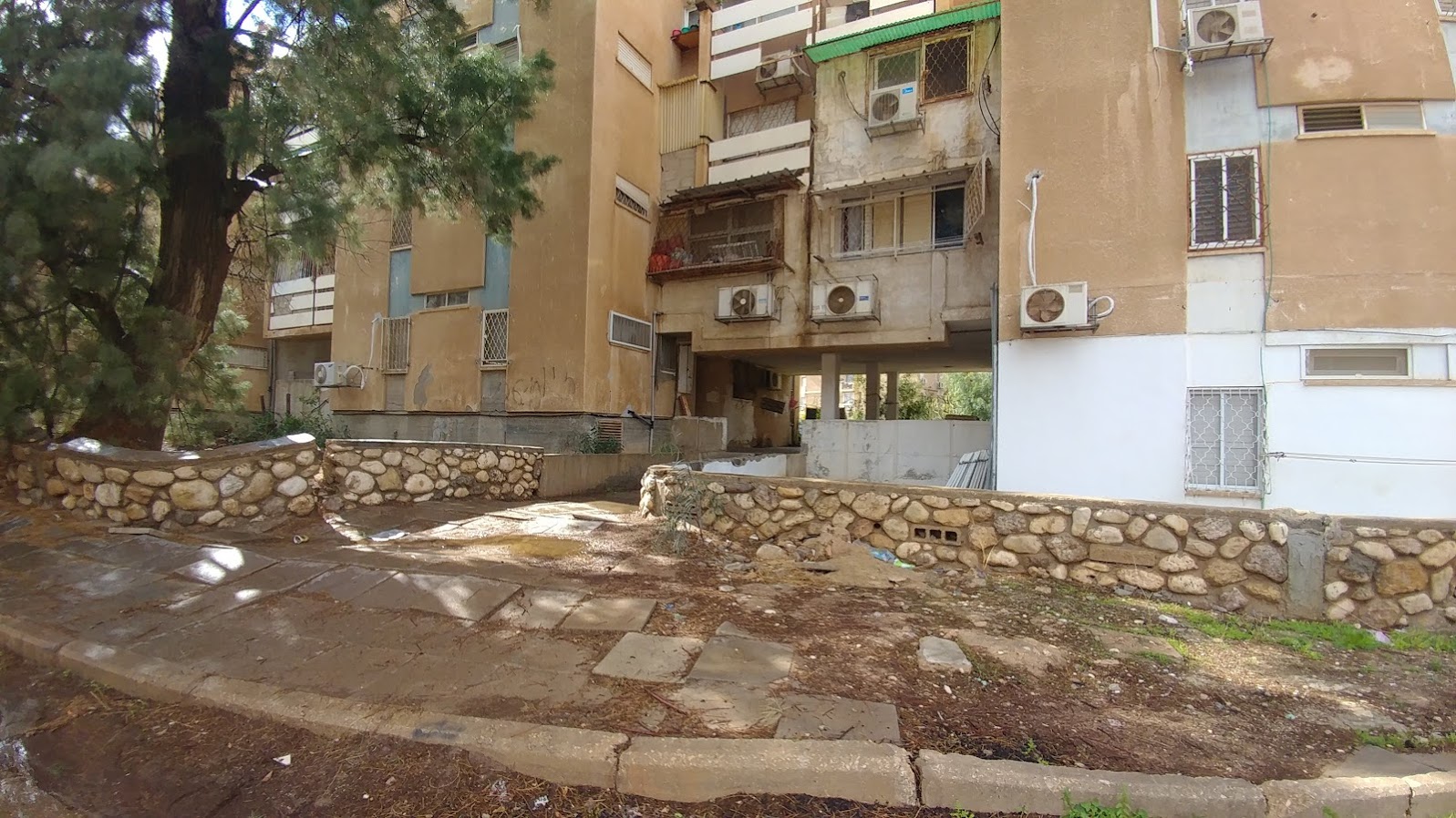 הבניין בן 50 שנה - והתשתיות שלו קורסות (צילום: דני בלר)