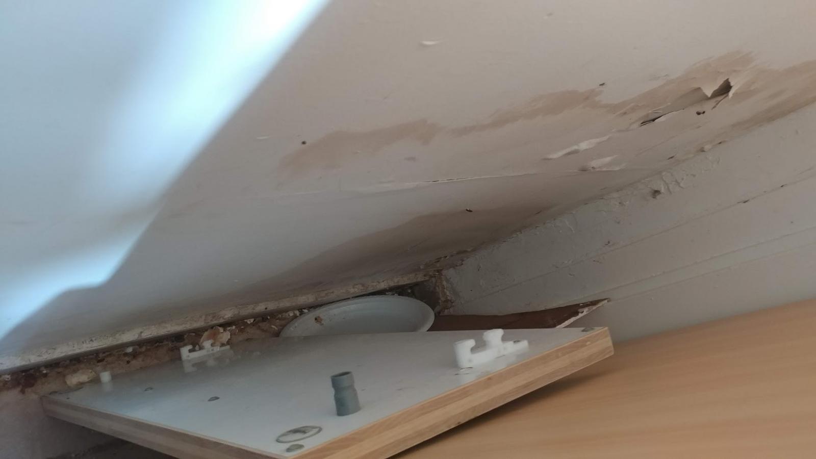 הגשמים האחרונים עשו שמות בקירות הבית, בו מצטופפת המשפחה (צילום: דני בלר)