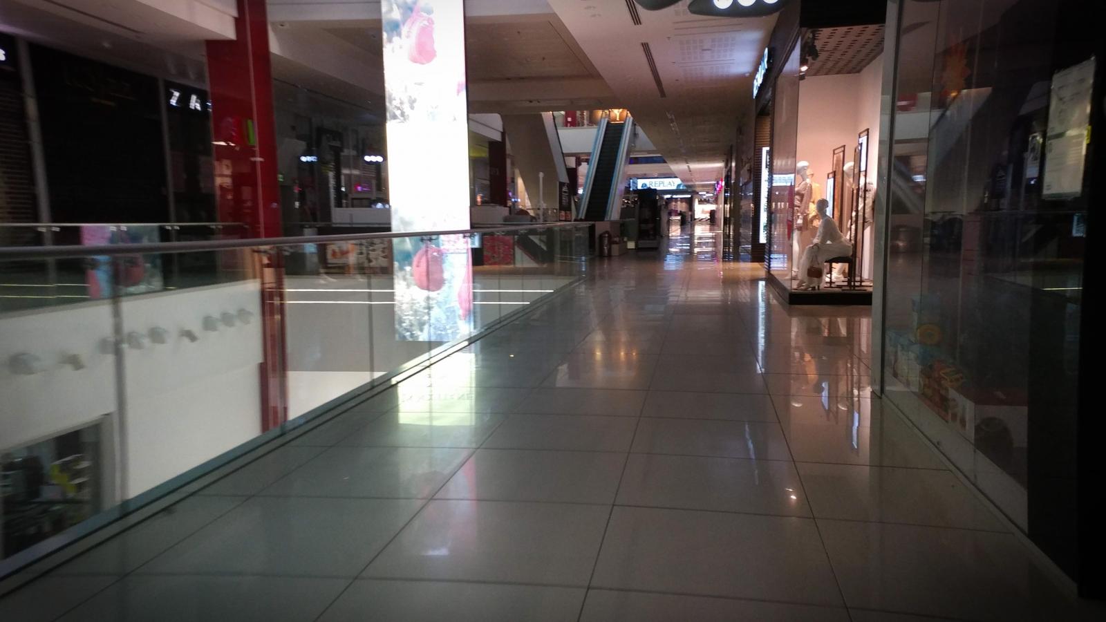 קניון בבאר שבע. חנויות נעולות, מלבד מזון ופארמה, מראה עצוב (צילום: דני בלר)