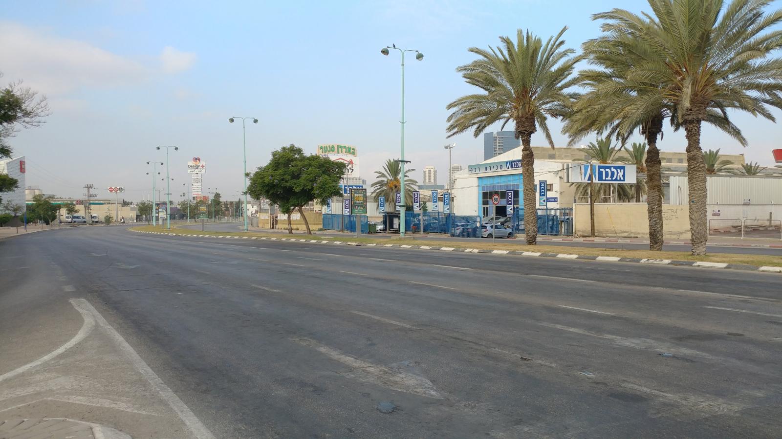 כמו בכיפור: דרך חברון הבוקר (צילום: דני בלר)