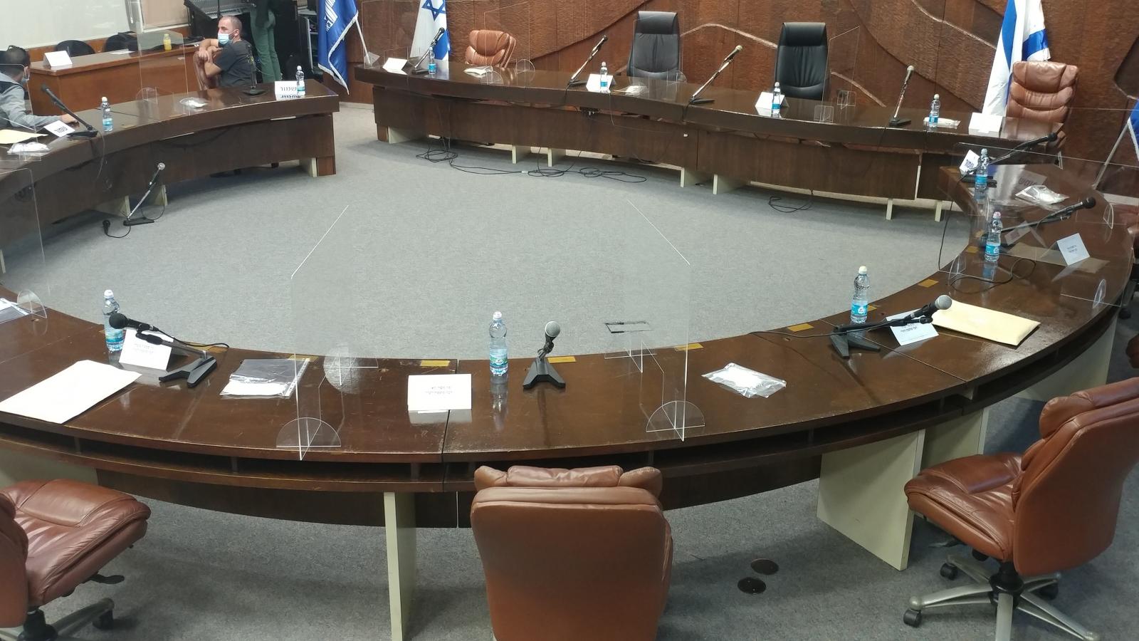 ברווחים גדולים ועם מחיצות. ישיבת המועצה (צילום: דני בלר)