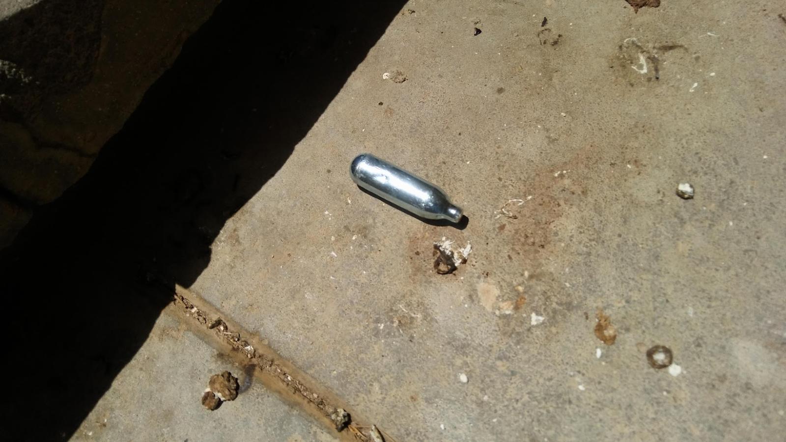 מיכל של ''גז קצפת'' המשמש כסם בהסנפה בחדרי המדרגות