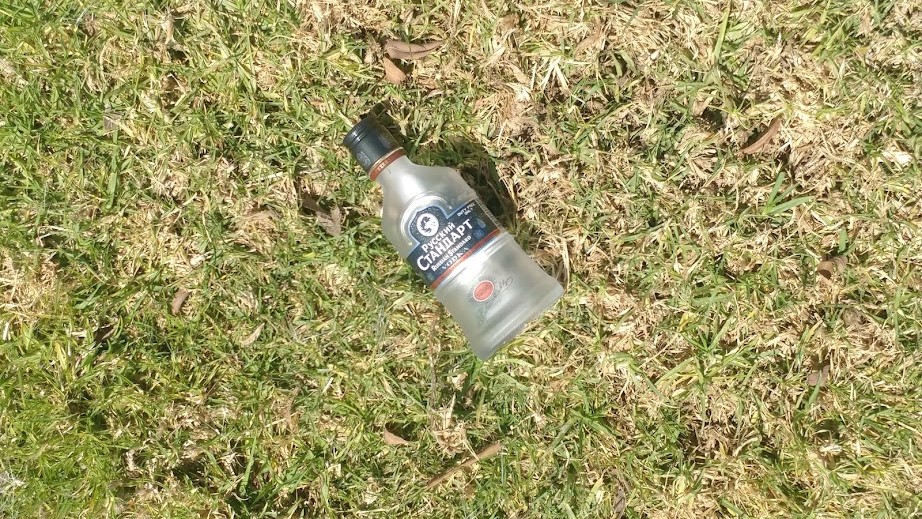 אחד מבקבוקי הוודקה הרבים המתגלגלים אחרי לילות של חגיגה