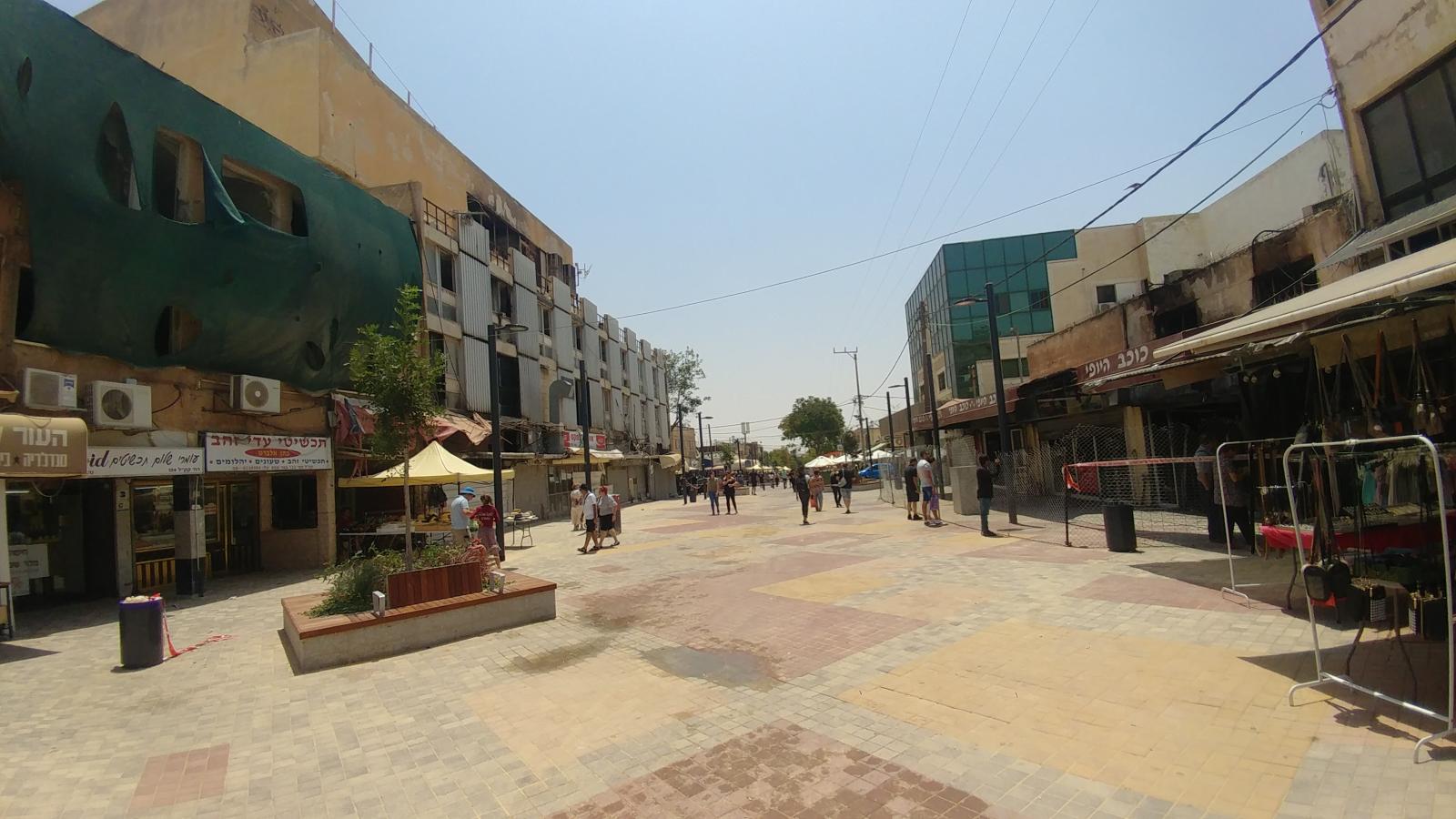 משמאל: בניין שביט, שעלה במאי 2021 ומולו, חנות כוכב היופי, שעלתה באש אתמול (צילום: דני בלר)