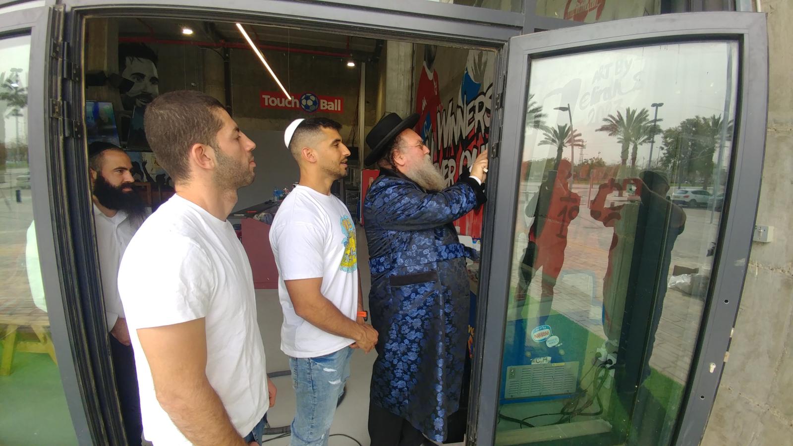 כב' הרב יחד חדאד קובע את המזוזה (צילום: דני בלר)