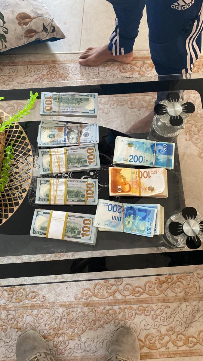 כסף שנמצא באחד הבתים (צילום: משטרת ישראל)