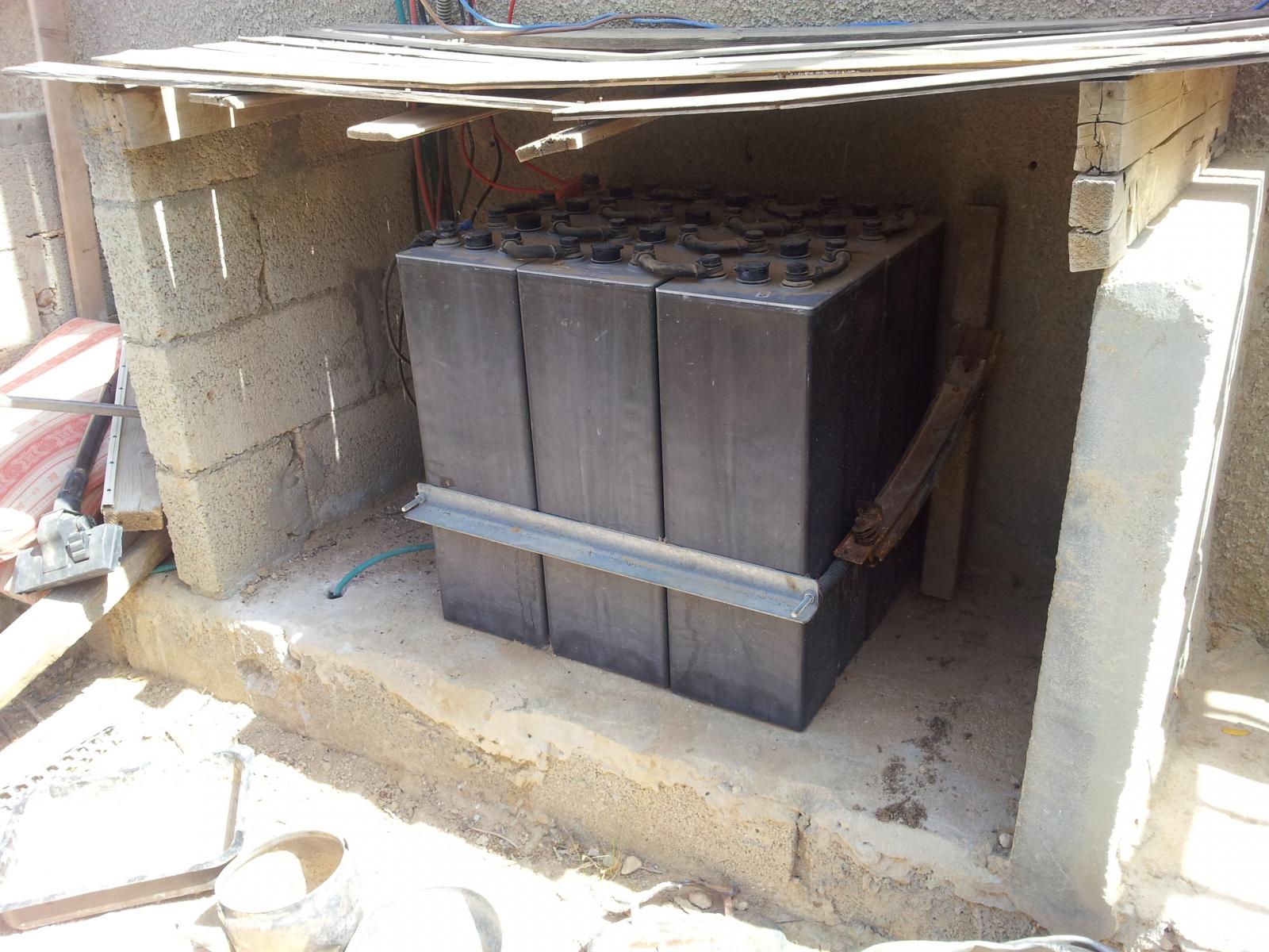 מצברים אוגרים את אנרגיית החשמל, בבית בכפר בלתי מוכר (צילום: דני בלר)