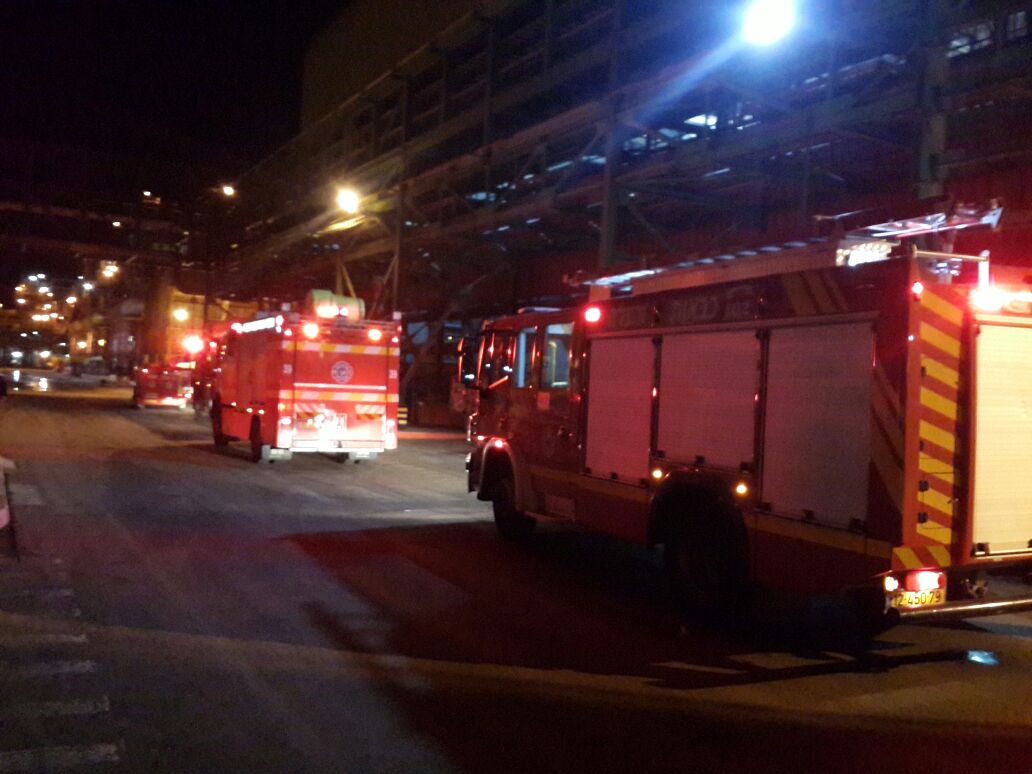 כוחות כיבוי באתר דליפת הכלור (צילום: כבאות והצלה נגב)