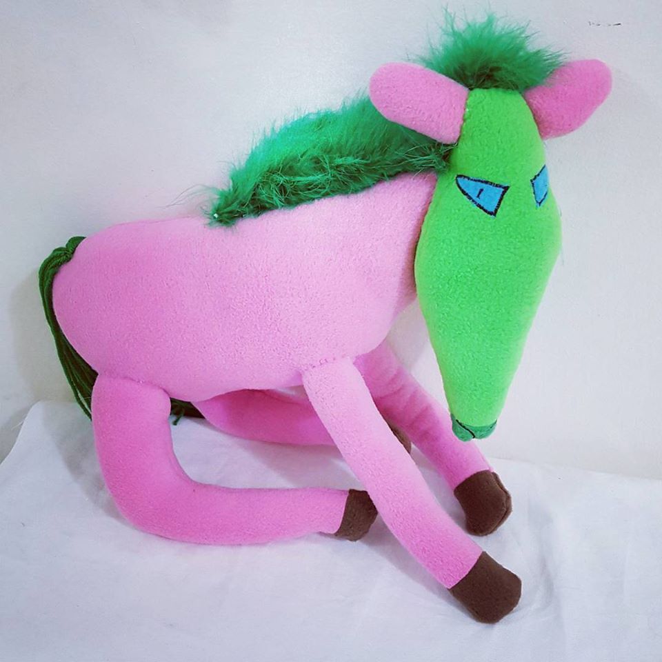 ילד מאושפז צייר סוס ורוד עם פנים ירוקות, שיעל הפכה לבובה (צילום: באדיבות יעל אוריאלי)