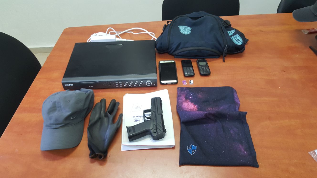 חלק מכלי הנשק והכלים ששימשו את השודדים (צילום: משטרת ישראל)