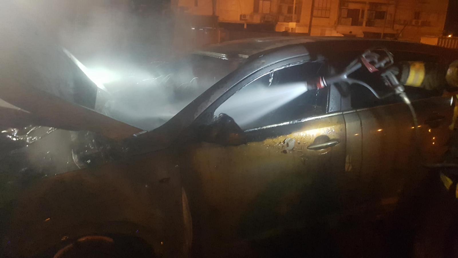 לוחמי אש משתלטים על הדליקה (צילום סלולארי)