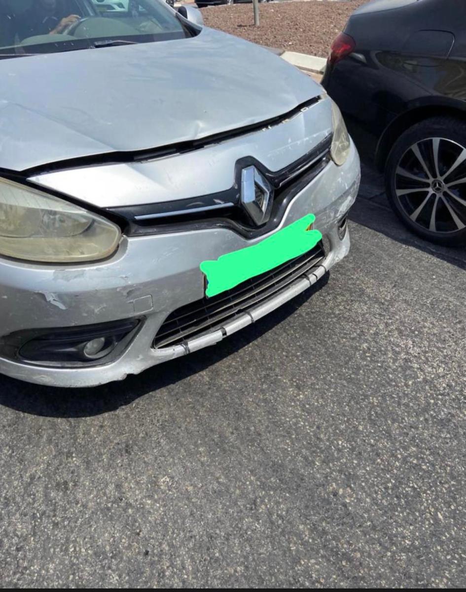 הרכב הפוגע (צילום סלולרי)