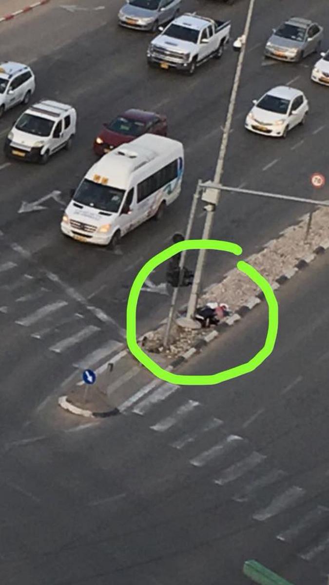 מבט אווירי: מכוניות חולפות ליד איש הזרוק בצומת אלי כהן (צילום: רחלי אלבז)