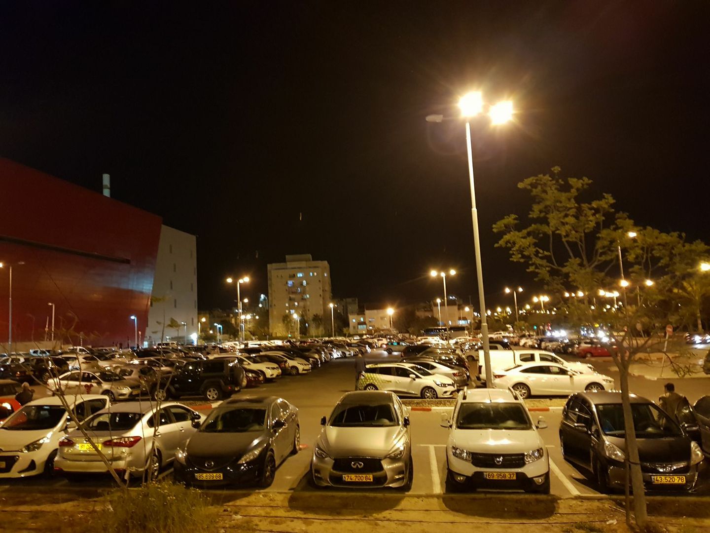 מצוקת החניה סמוך לגרנד - מה יהיה כשבמקום יוקמו עוד מגדלים (צילום: ליאת מזור, מתוך עמוד המאבק)