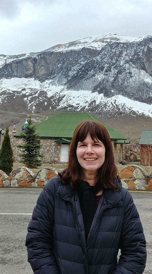 רק אתמול הספיקה לטייל עוד קצת באזרבייז'אן - דליה על רקע נוף משגע (צילום: אלבום משפחתי)