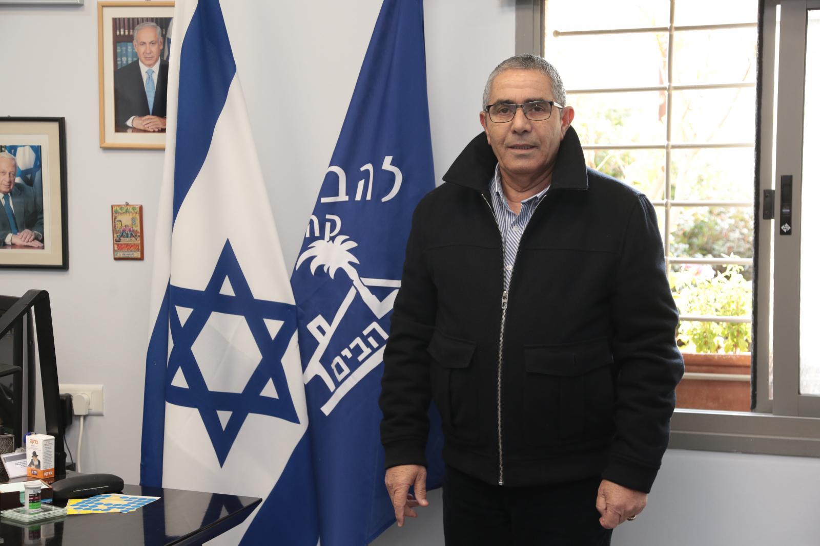 אלי לוי במשרד בלהבים, צילום: אייל מנקיטה