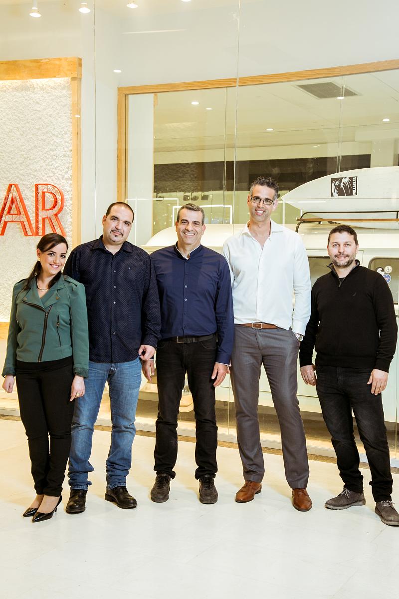 שחר טביב וחלק מצוות העובדים צילום: עידן אסלן