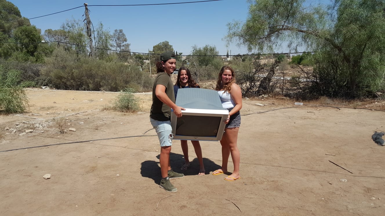 הדבר הראשון שהחסידים זרקו מהמקלט: טלוויזיה (צילום: סלולרי)