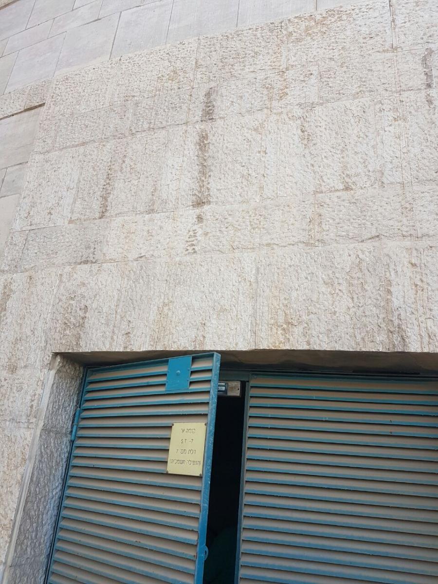 הדלת דרכה נכנסו הפורצים, בצד החיצוני של קניון הנגב (צילום: שיווק אייסטור)