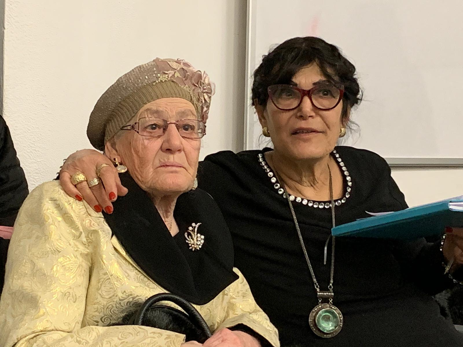 זוכה לחבוק נינים. שושנה עם אמה אוולין רחל שמש