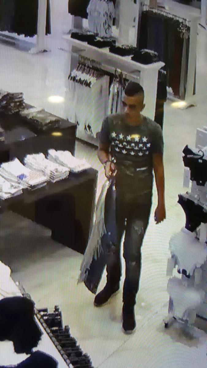 עורך רונדלים ולא קונה כלום. '' זהיתי אותו, זה הוא'' (צילום מתוך מצלמת האבטחה) 