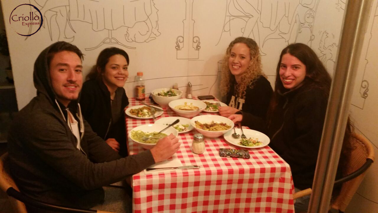 גם אחרי חצות, המסעדה שוקקת חיים