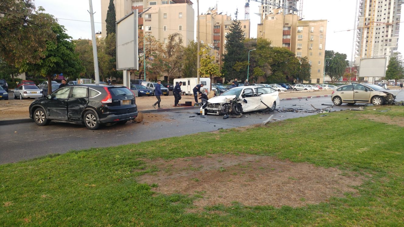 הזירה הקשה: שלוש המכוניות, בשדרות טוביהו (צילום: SNIRBEN33)