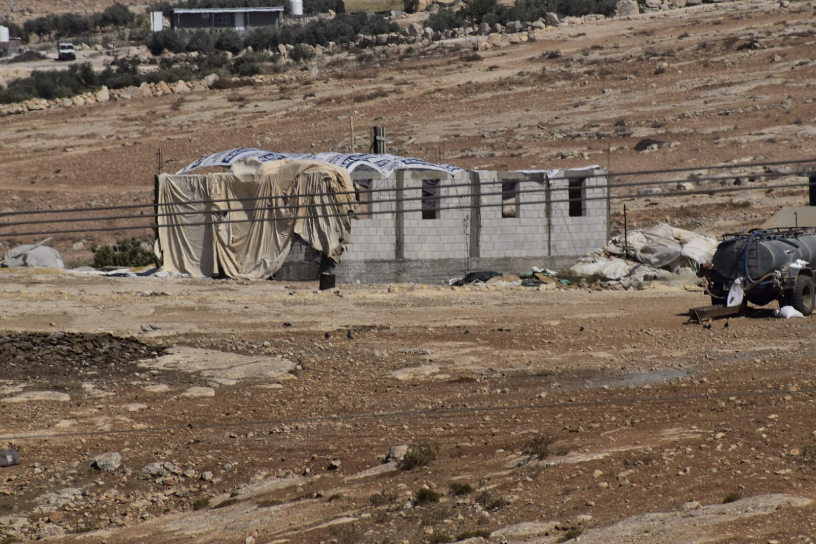 שמים ניילון בגג, שהבניה הבלתי חוקית לא תיקלט בעין הלוויינים (צילום: נדב אברמוב)