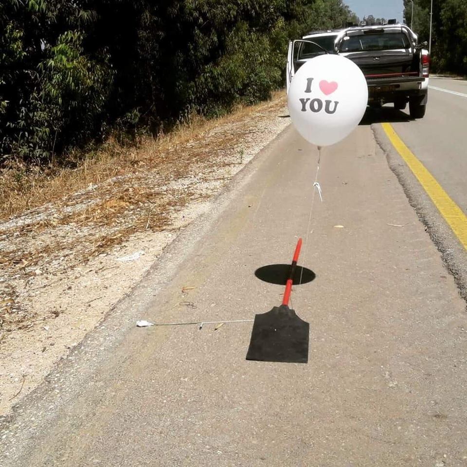 בלון חבלה שנתפס בסמוך לקיבוץ בנגב (צילום: וואצאפ)