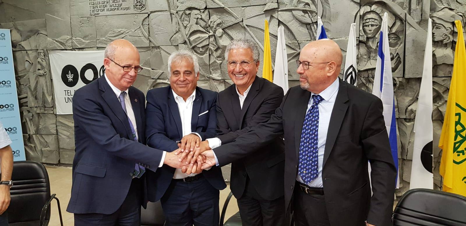 חותמים על ההסכם ההיסטורי שמעניק יתרון אדיר לתלמידי דימונה (צילום: עיריית דימונה)