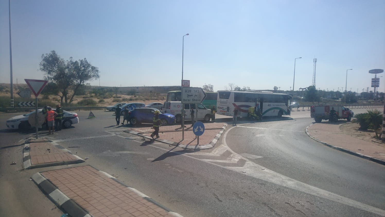 כוחות ההצלה בזירת התאונה (צילום: יבגניה פרסמן )