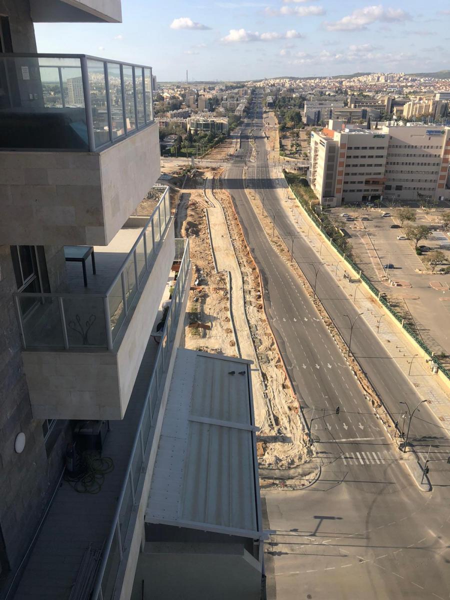 כבישים ריקים, עיר בעוצר (צילום שרה פרסמן-מונדרוס)