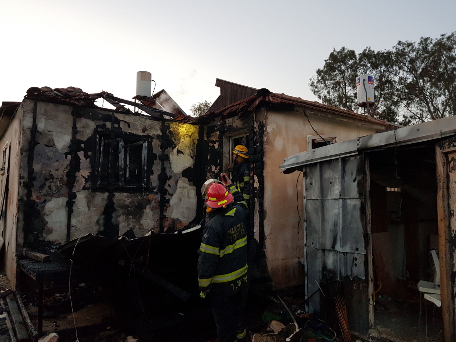 מה שנותר מהבית שנשרף. לוחמי האש בזירה (צילום: כיבוי והצלה נגב)