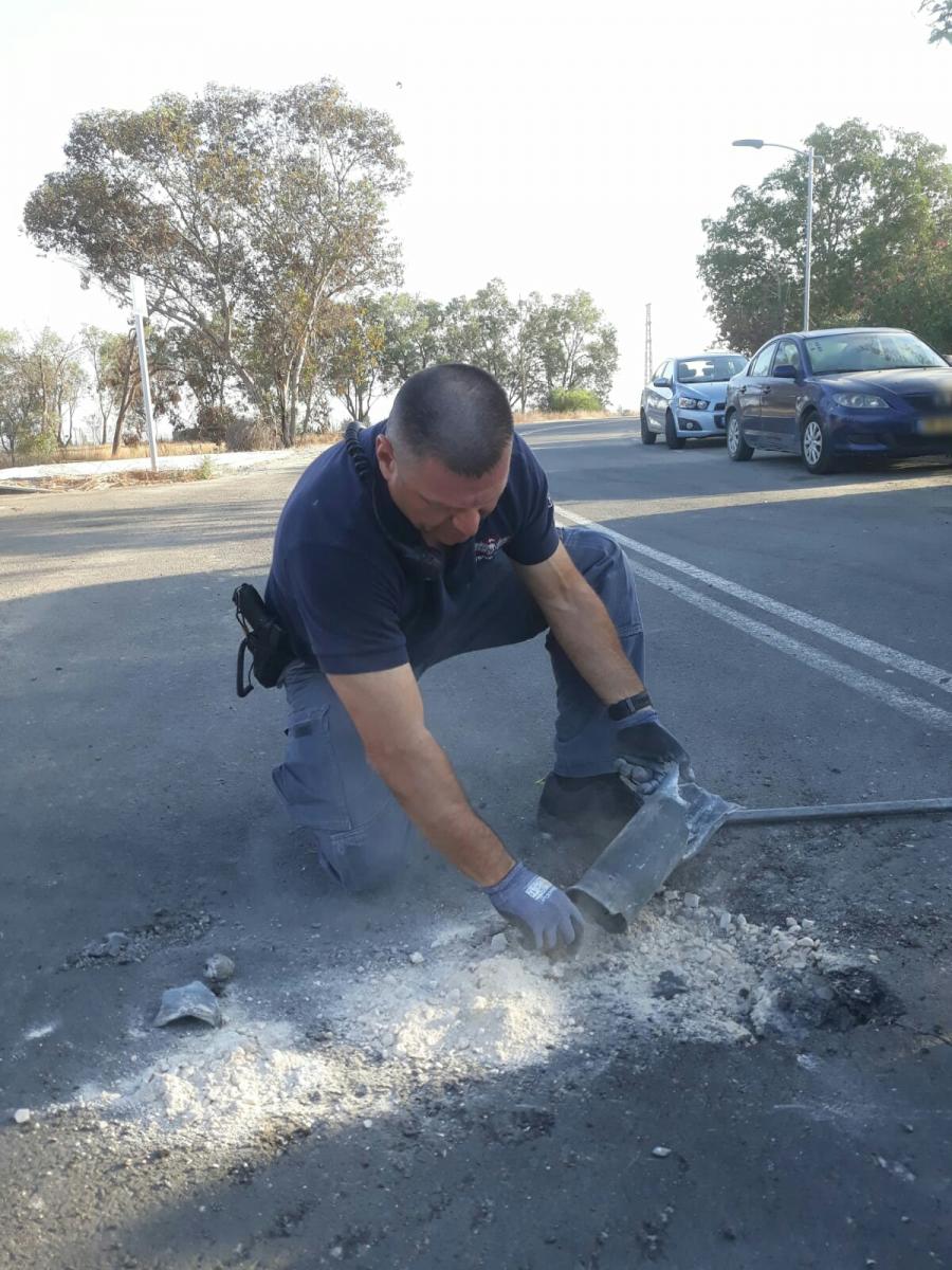 נפילת רקטה ביישוב בנגב (צילום: דוברות המשטרה)