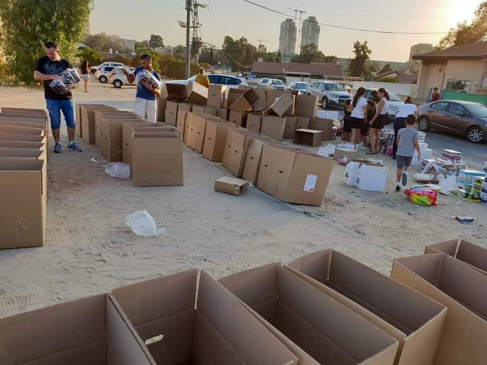 כולם מתנדבים למען המשפחות (צילום: צוות מנצח)
