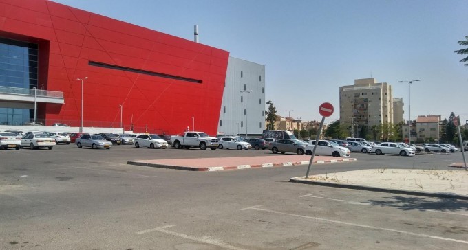 חניית הגרנד קניון, עליה אמורים לקום המגדלים (צילום: דני בלר)