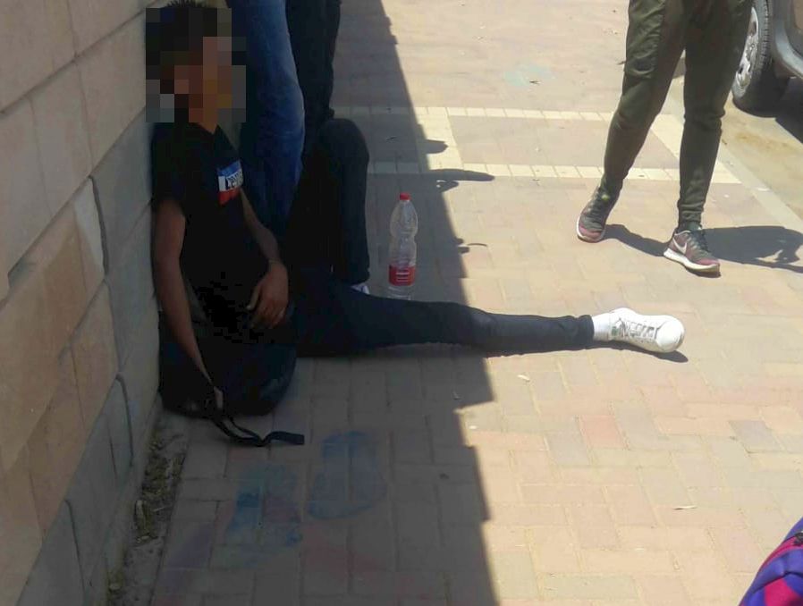 הצעיר הפצוע ממתין לפינוי (צילום: עודד פשה / באר שבע ביחד)