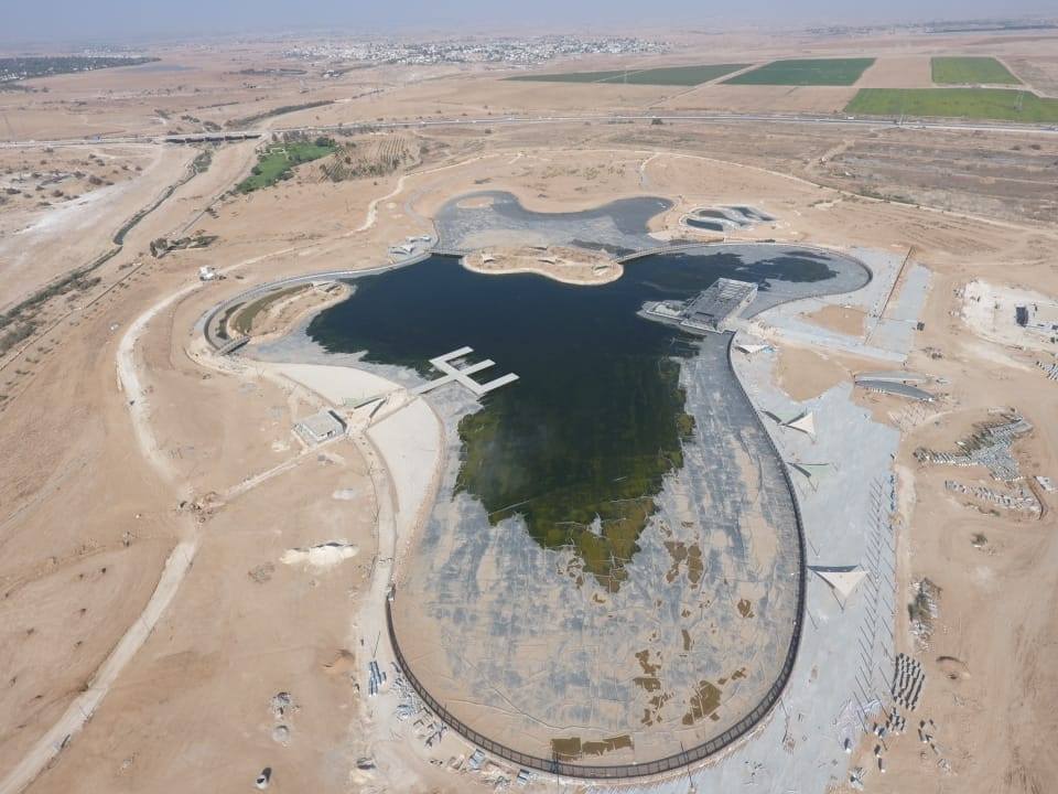 מילוי מים באגם (צילום: פייסבוק החברה הכלכלית)