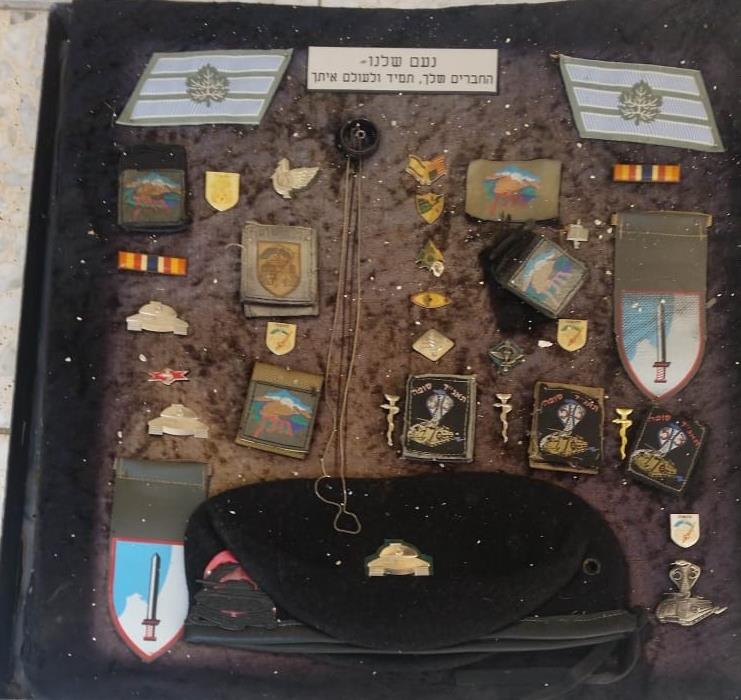 כך נראתה הארונית לפני הפגיעה, עם הדרגות והאותות (צילום: פייסבוק)