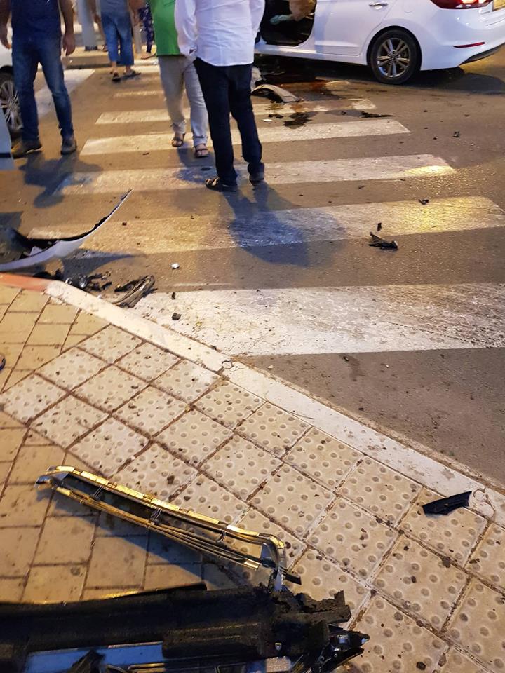 פגוש אחד הרכבים עף למדרכה