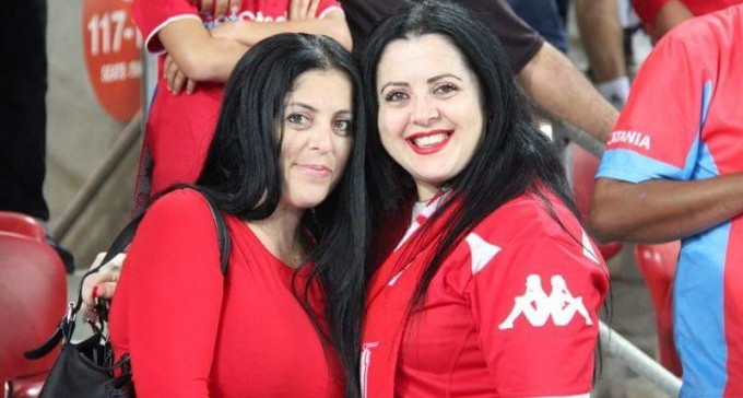 אוהדות הפועל מאיה לוי ונלי חג'ג מתכננות מפגן עידוד נגד ספרטה פראג (צילום: ירון אלפי)