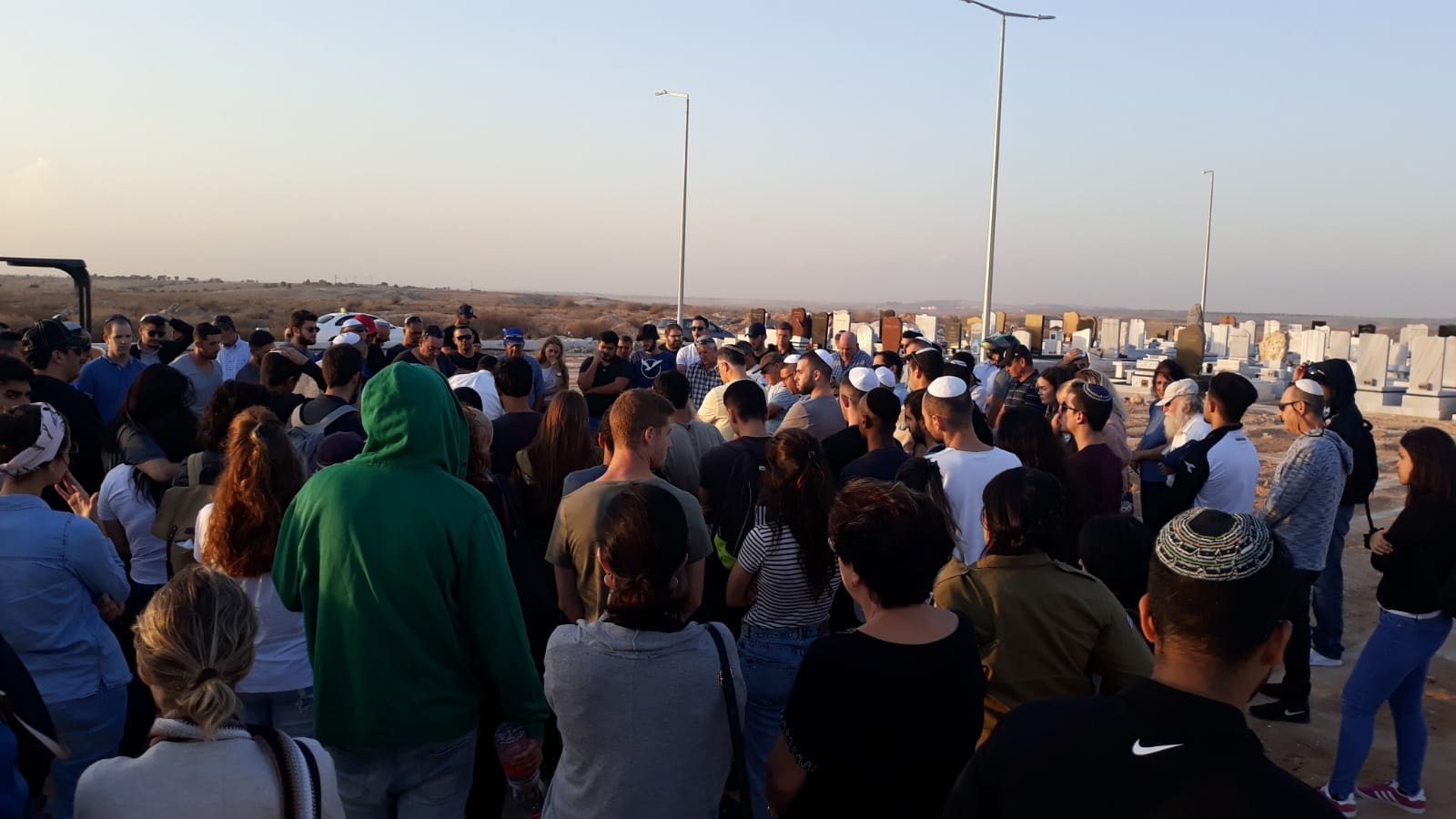 לא לבד. ארתור סגל מובא למנוחות (צילום: ציפורה חלפון)