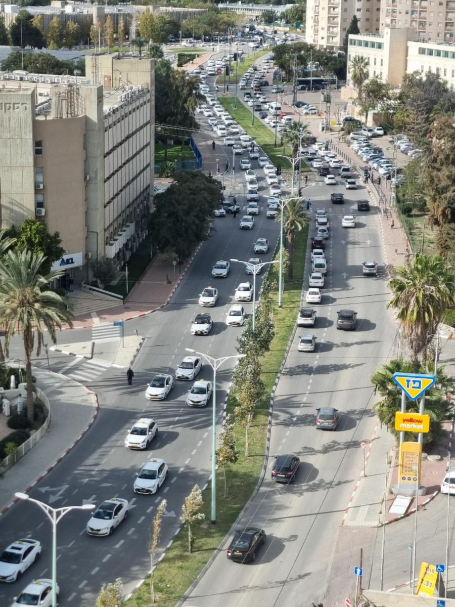 שיירת מוניות סמוך לרכבת מרכז (צילום סלולרי)