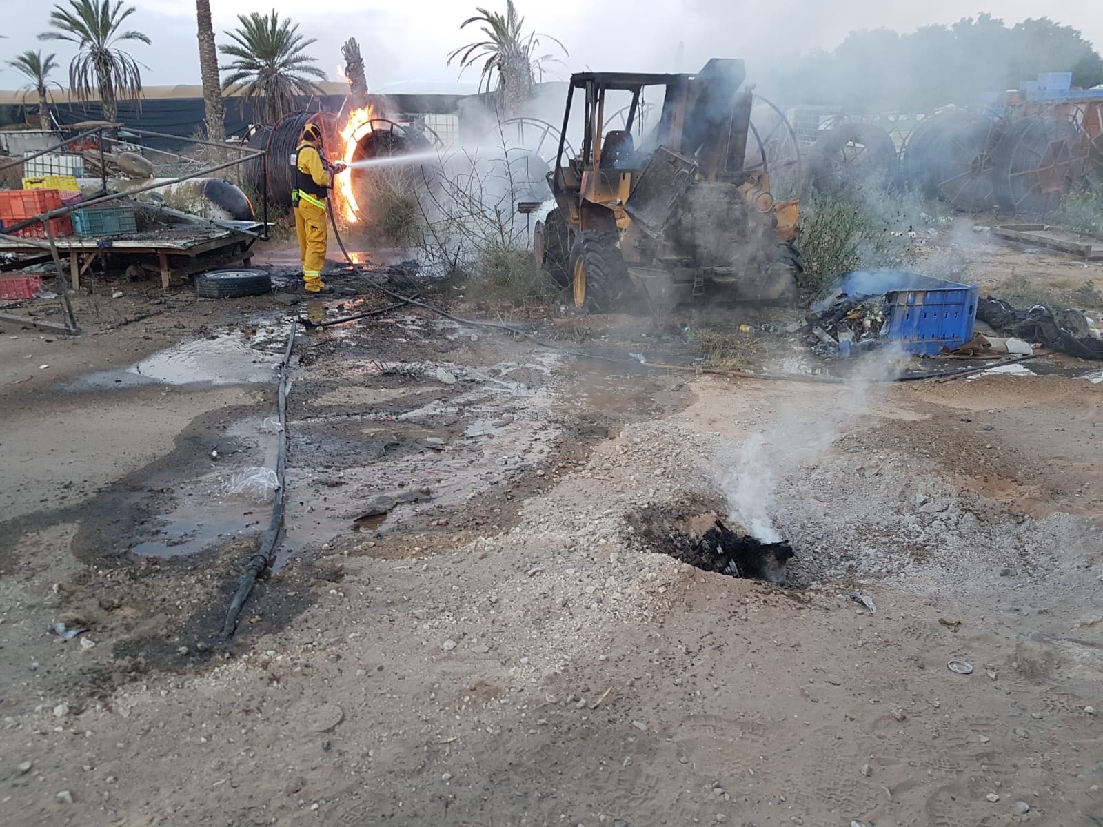 זירת נפילה בתוך המפעל (צילום: דוברות כיבוי והצלה)