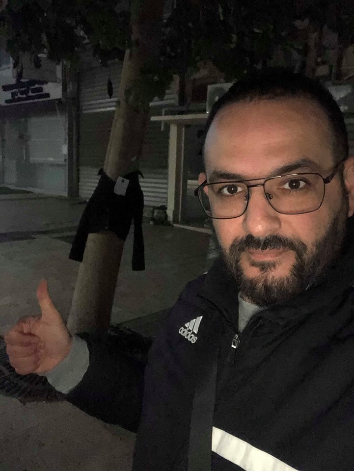 רפאל כהן, אדם אכפתי עם נשמה ענקית, תולה מעילים (צילום עצמי)