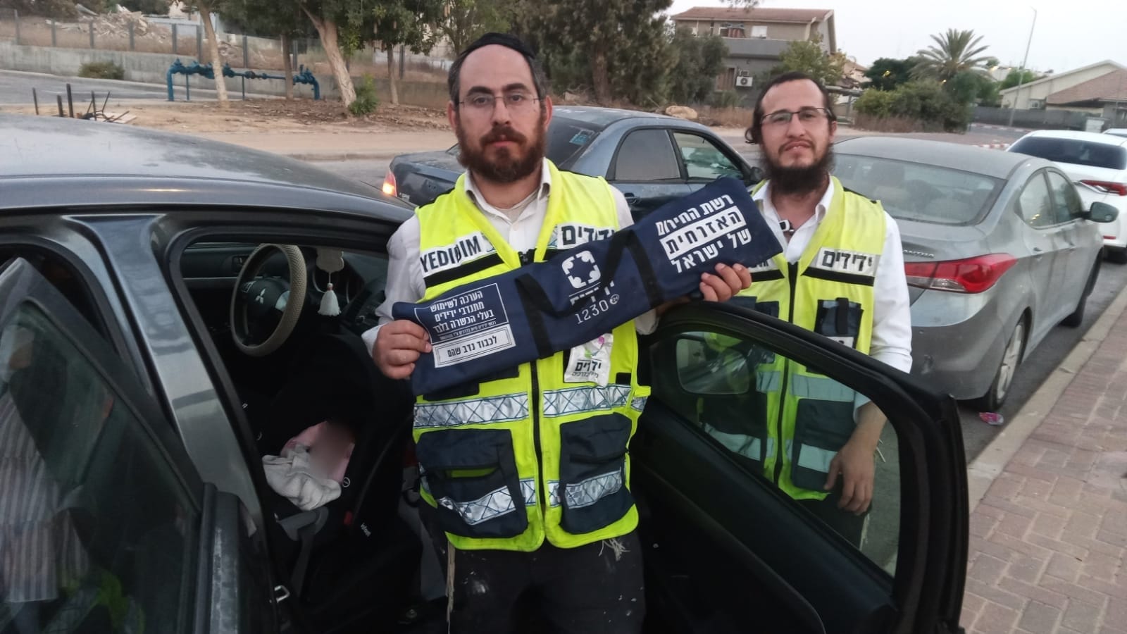 ישראל שץ ומשה אדלר, חילצו את הפעוטה (צילום: ידידים)